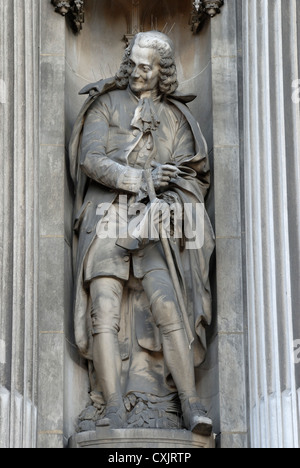 Paris, France. Hôtel de Ville - façade (19thC) Statue : Voltaire Banque D'Images