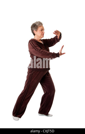 Senior woman doing yoga Tai Chi exercice Banque D'Images