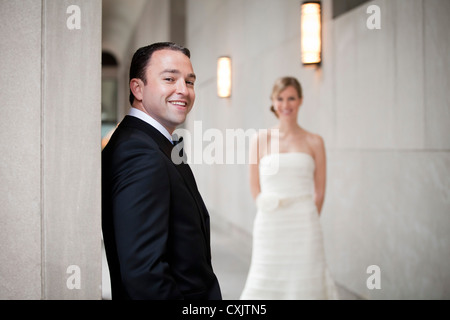 Portrait du marié avec bride en arrière-plan Banque D'Images