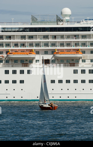 Bateau à côté d'un grand ferry Banque D'Images