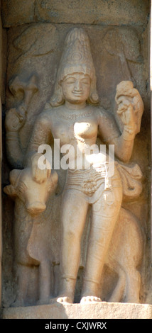 Siva avec Bull ; Sculpture au xie siècle, temple de Shiva, Gangaikondacholapuram, Tamil Nadu, Inde.site du patrimoine mondial de l'Unesco Banque D'Images