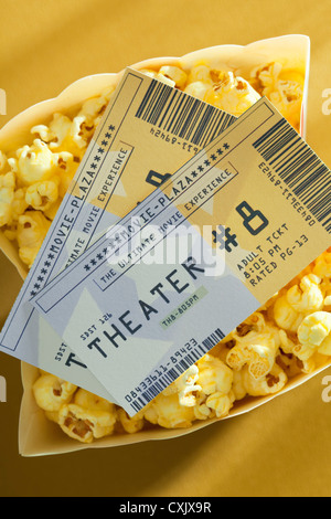 Billets de cinéma et popcorn Banque D'Images