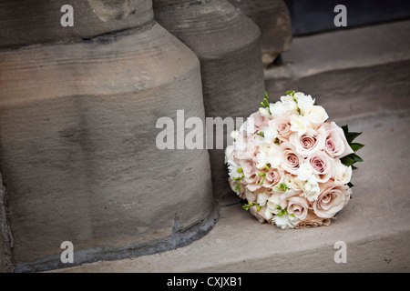 Bouquet de mariée sur escalier en pierre Banque D'Images