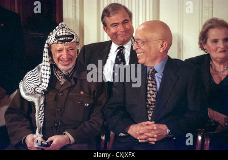 Le dirigeant palestinien Yasser Arafat sourit avec le Roi Hussein de Jordanie avant de signer un accord intérimaire de paix connu sous le nom de l'accord de Wye Plantation dans la East Room à la Maison Blanche le 23 octobre 1998 à Washington, DC. Banque D'Images