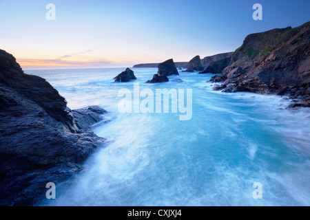 Rochers et mer des piles de Bedruthan Steps, Cornwall, Angleterre Banque D'Images