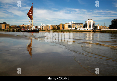Navigation sur une barge de la Tamise la Tamise à Limehouse, à Limehouse, Londres, UK Banque D'Images