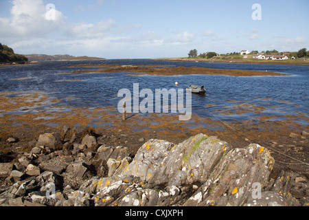 Île de Mull, en Ecosse. Vue pittoresque sur le Loch Na Lathaich avec la rive du village de Bunessan au premier plan. Banque D'Images