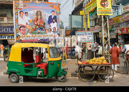 Autorickshaw à l'entrée de Khari Baoli Road, (marché aux épices Bazar de Chandni Chowk), Old Delhi, Inde Banque D'Images
