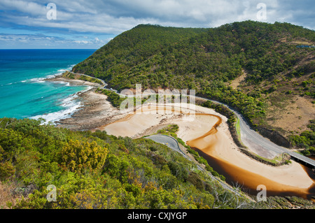 La Great Ocean Road qui serpente le long de la côte. Banque D'Images