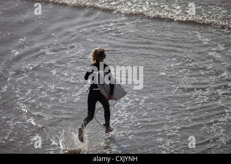 Surfer avec les jeunes en cours de surf dans la mer, IMSOUANE, Maroc. Banque D'Images