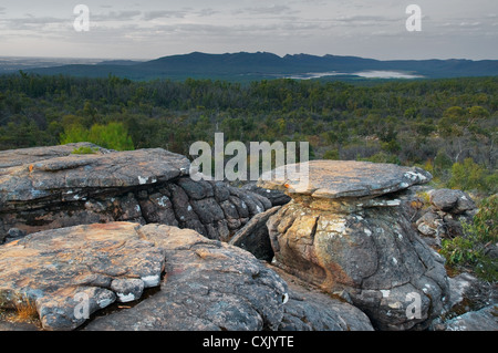 Vue sur les rochers jusqu'au lac Wartook dans le parc national des Grampians. Banque D'Images