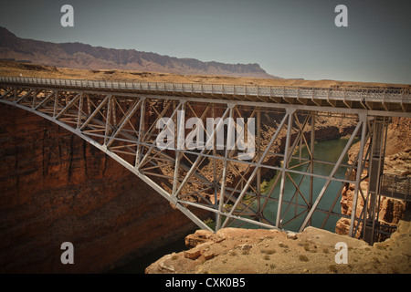 Traversée de pont Navajo sur la rivière Colorado's Marble Canyon près de Lee's Ferry, Arizona, USA Banque D'Images