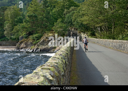 Visiteurs touristes visiteurs en vélo autour de Thirlmere en été Lake District National Park Cumbria Angleterre Royaume-Uni GB Grande-Bretagne Banque D'Images