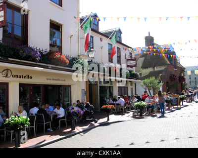 Les gens manger dehors, les ruelles Brighton East Sussex un paradis pour les touristes Banque D'Images