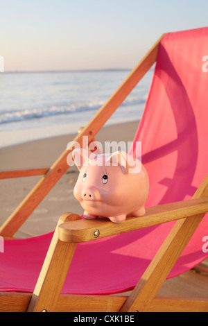 Tirelire sur chaise de plage, Biscarrosse, Landes, Aquitaine, France Banque D'Images