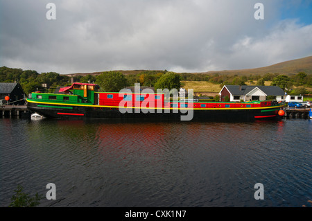 Péniche colorés Amarrés sur le Canal Calédonien près de Fort William Escalier Neptunes Highland Ecosse Banque D'Images