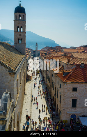 Vue de dessus le Stradun de Dubrovnik, Croatie. L'Stradu est l'artère principale dans la partie ancienne de la ville. Banque D'Images