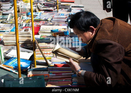 L'achat de livres d'occasion au marché panjiayuan, Beijing Banque D'Images