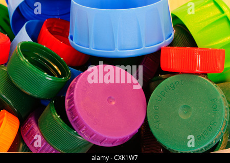 Bouteille plastique en couleur tops enregistrés pour le recyclage. Banque D'Images