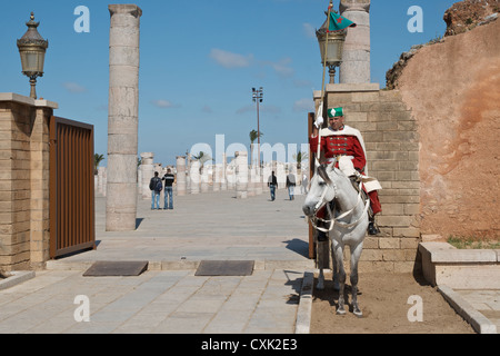 Garde de cérémonie de l'armée marocaine à l'entrée souhaitée à la Tour Hassan et le mausolée du roi Mohammed V Banque D'Images