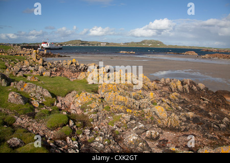 Île de Mull, en Ecosse. Les rives du Fionnphort avec le Mull Iona à CalMac ferry 'Loch Buie' amarré à la jetée. Banque D'Images