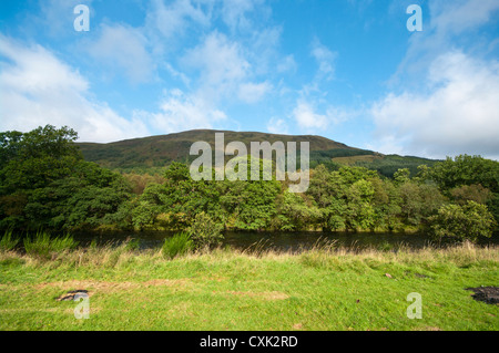 La rivière Orchy Dans Glen Orchy à Catnish Argyll and Bute en Écosse dans les Highlands écossais avec des montagnes en arrière-plan Banque D'Images