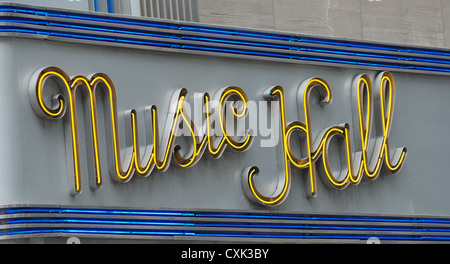 Signe au-dessus de l'entrée de Radio City Music Hall, le sixième Avenue à Manhattan, New York Banque D'Images