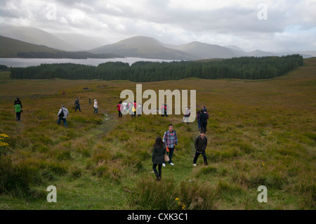 Les touristes à la découverte de Glen Coe Argyll and Bute, Ecosse Surplombant le Loch Tulla Banque D'Images