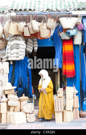 Femme marocaine des paniers à Essaouira, Maroc Banque D'Images