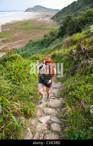 Femme de randonnée des collines côtières, Ilha do Mel, Parana, Brésil Banque D'Images