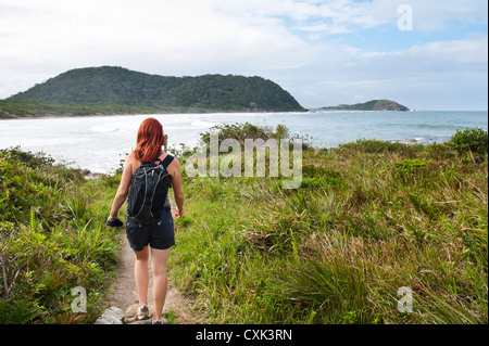 Femme de randonnées, Ilha do Mel, Parana, Brésil Banque D'Images