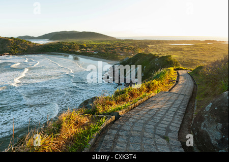 Vue panoramique sur collines de passerelle, Ilha do Mel, Parana, Brésil Banque D'Images