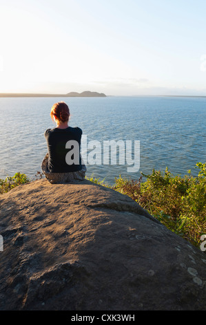 Portrait of boy Woman Sitting on Rock, Ilha do Mel, Parana, Brésil Banque D'Images