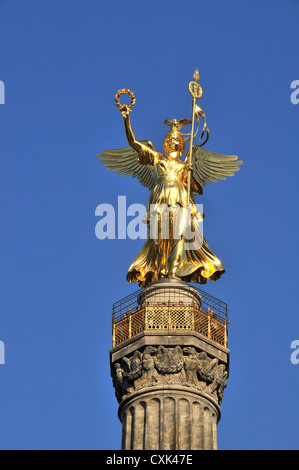 Statue en or en haut de la colonne de la victoire Siegessaüle Grossen stern Berlin Allemagne Banque D'Images