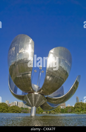 Floralis Generica sculpture, Parc des Nations Unies dans le district de Rocoleta, Buenos Aires, Argentine, Amérique du Sud Banque D'Images