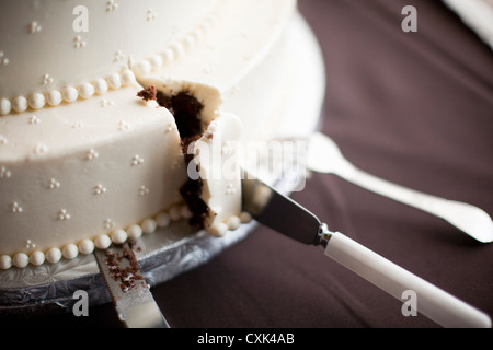 Close-up de gâteau de mariage étant coupé Banque D'Images