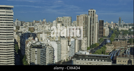 Lever du soleil sur l'avenue Libertador à Buenos Aires, Argentine, Amérique du Sud Banque D'Images