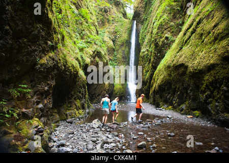 People Hiking dans Oneonta Gorge, Oregon, USA Banque D'Images