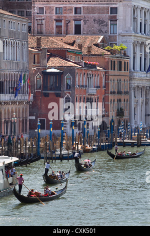 Gondoles sur le Grand Canal près du pont du Rialto à Venise, Italie Banque D'Images