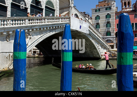 Gondola en passant sous le pont du Rialto sur le Grand Canal à Venise, Italie Banque D'Images