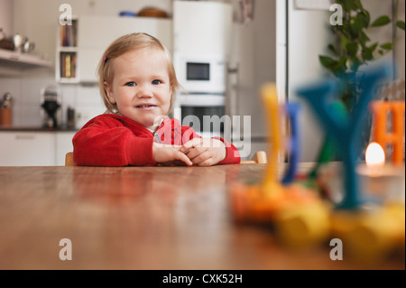 Portrait of Little Girl sitting at Table Banque D'Images