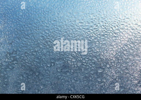 La texture de l'eau congelée tombe sur verre Banque D'Images