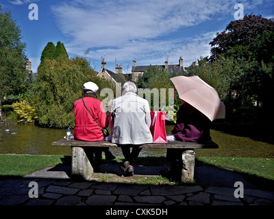 Citoyens âgés Royaume-Uni. Les retraités anglais âgés étaient assis sur un banc de parc et passaient l'heure de la journée. Bourton on the Water Cotswolds Angleterre Royaume-Uni Banque D'Images