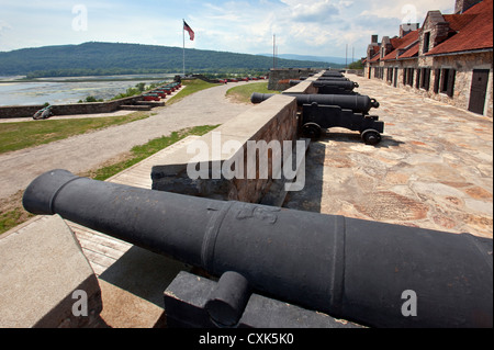 Poudre noire cannon festoon les remparts du Fort Ticonderoga. Banque D'Images