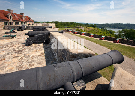 Poudre noire cannon festoon les remparts du Fort Ticonderoga. Banque D'Images