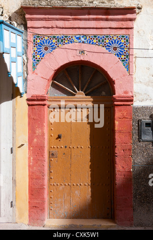 Ouvrir la porte peinte en bleu, Essaouira, Maroc Banque D'Images