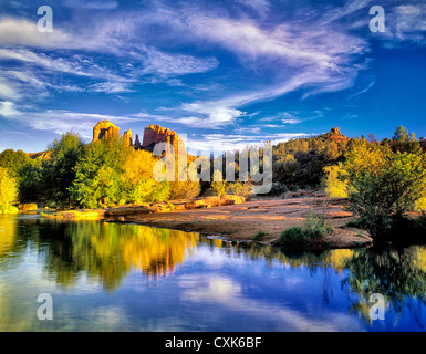 Cathedral Rock reflète dans Oak Creek, Arizona Banque D'Images