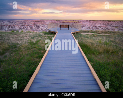 Sentier et coucher de soleil dans le Parc National de Badlands, dans le Dakota du Sud. Banque D'Images