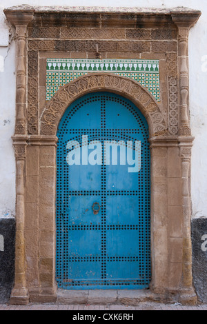 Ouvrir la porte peinte en bleu, Essaouira, Maroc Banque D'Images