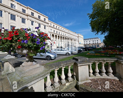 Cheltenham, architecture. Georgian Municipal bureaux et terrasses d'appartements résidentiels à la Promenade Cheltenham Gloucestershire Angleterre Royaume-Uni Banque D'Images